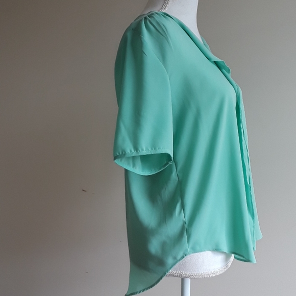 Mint colored blouse - Picture 2 of 3